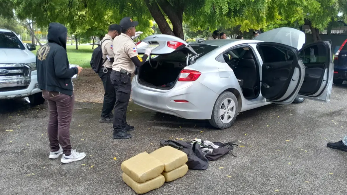 Ejército detiene a dos hombres con 4 paquetes de un vegetal presumiblemente marihuana en Barahona