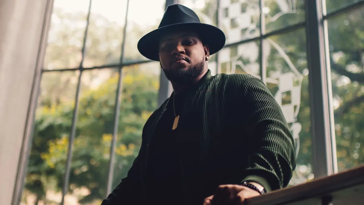 Chris Lebrón explora los riesgos del amor en “Si Preguntan Por Mí” junto a Manuel Turizo