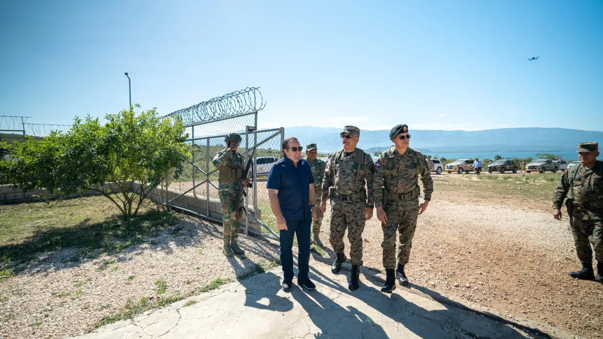 Supervisan construcción de verja perimetral entre RD y Haití