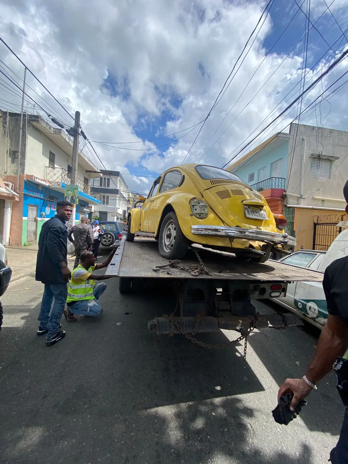 Esto es un abuso: residentes claman por aceras libres en sectores del Distrito Nacional