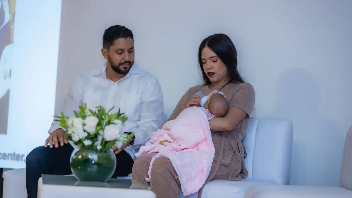 Operan una bebé antes de nacer, realizando la primera cirugía de columna fetal dentro del vientre de la madre en RD