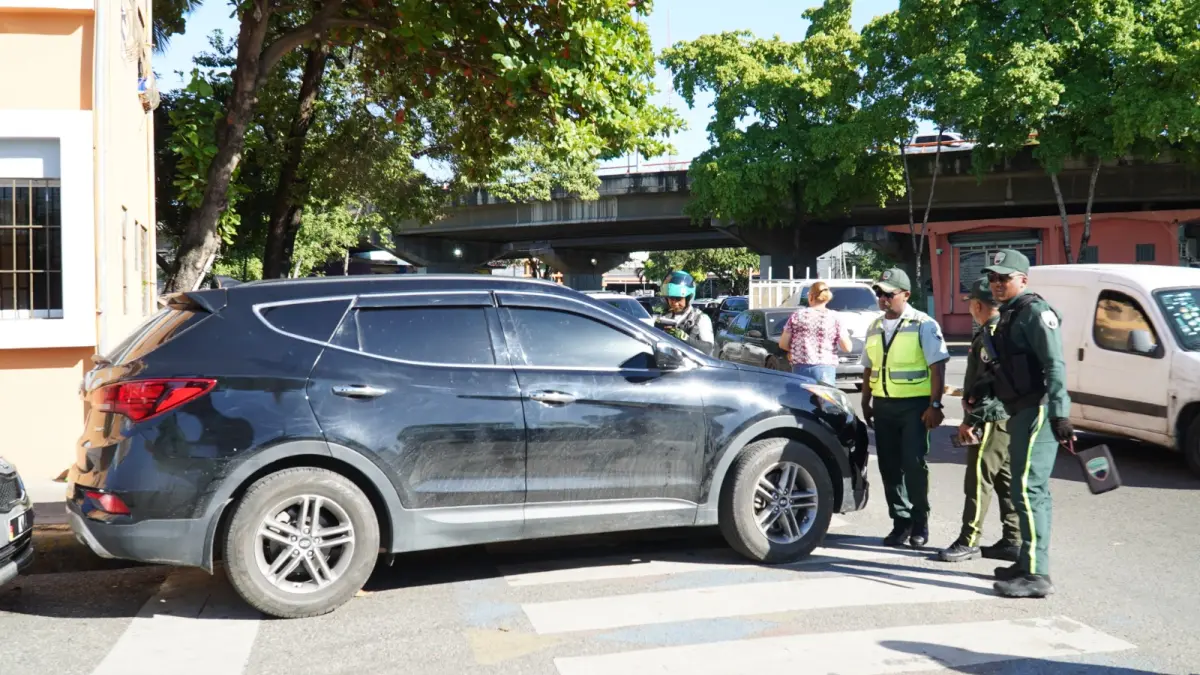 DIGESETT realiza operativo de vehículos mal estacionados en el sector de Villa Juana