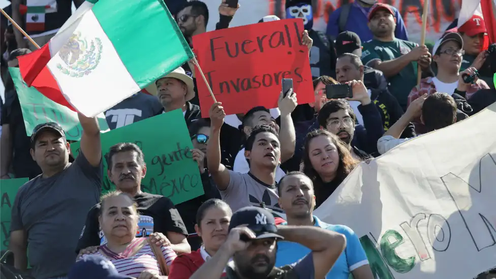 Cientos de migrantes protestan en la frontera norte de México contra amenazas de Trump