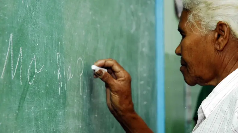 Más de 580 mil personas mayores de 15 años no saben leer ni escribir en RD