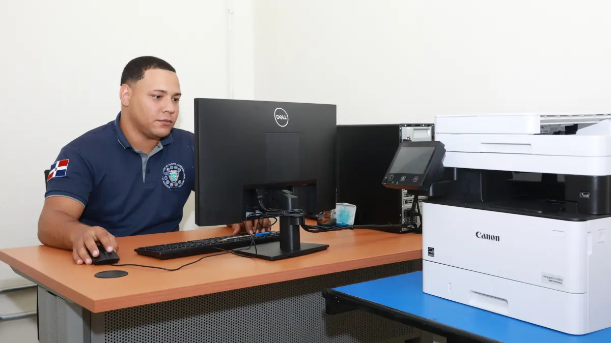 INDOTEL fortalece seguridad ciudadana dotando de internet y equipos tecnológicos al destacamento de María Auxiliadora