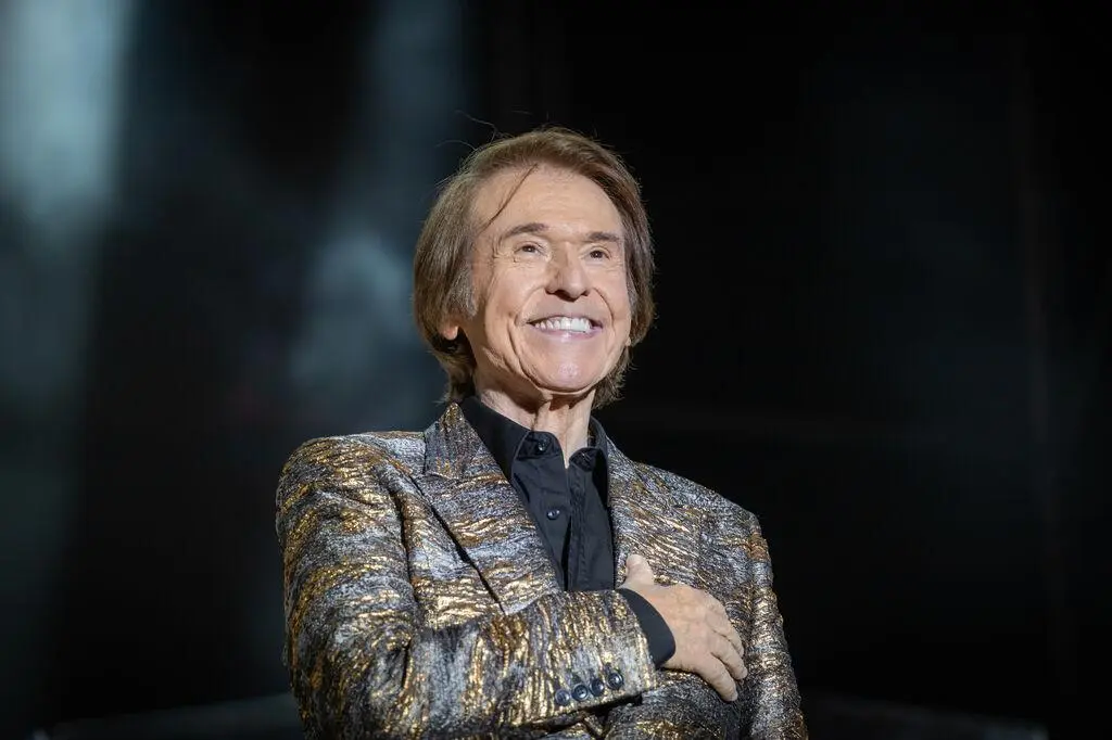 Raphael ingresado tras accidente cerebrovascular en grabación de un programa de televisión