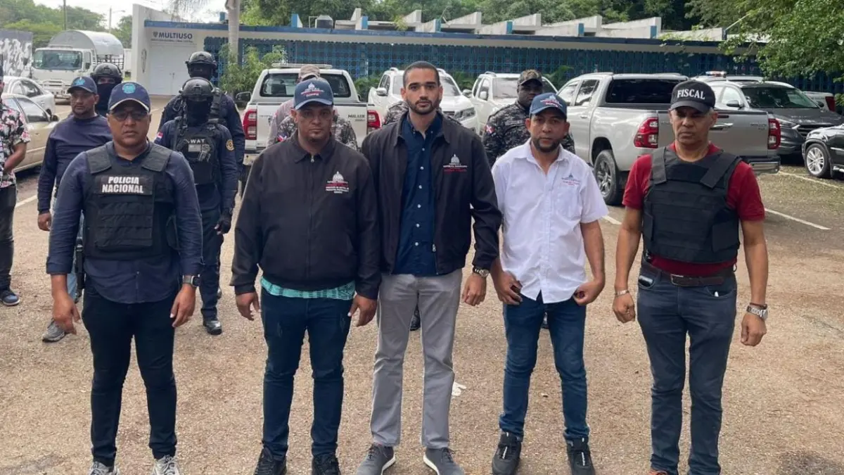 Interior y Policía incauta fuegos artificiales, ocupa arma ilegal y arresta a cuatro personas en Santiago