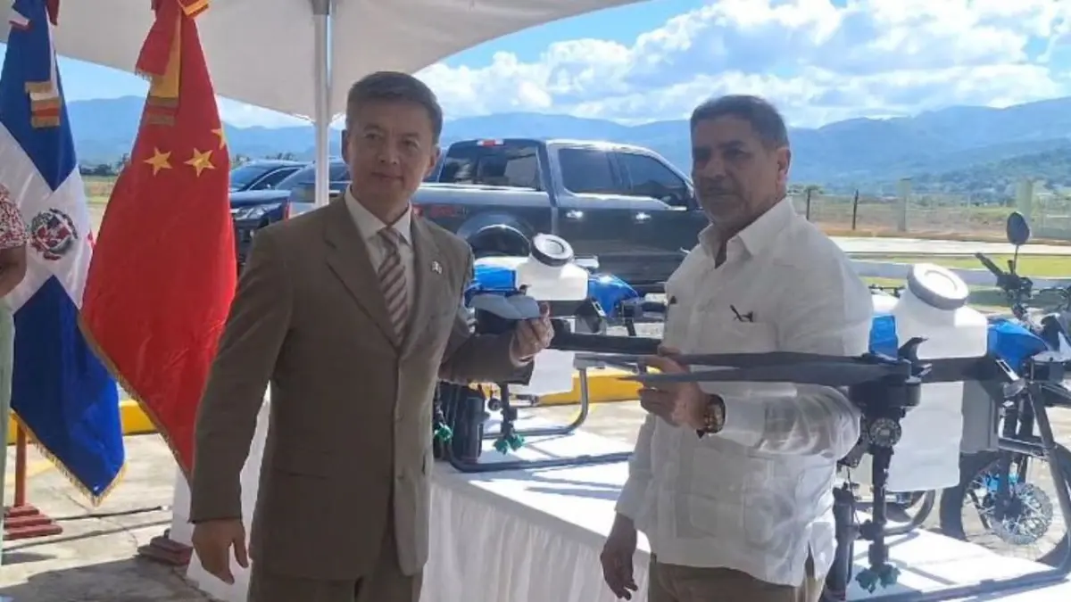 Embajador de China entrega drones para mejorar producción arrocera en Monseñor Nouel