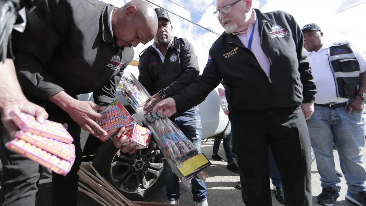 Interior y Policía incauta fuegos artificiales, arresta hombre y cierra tienda