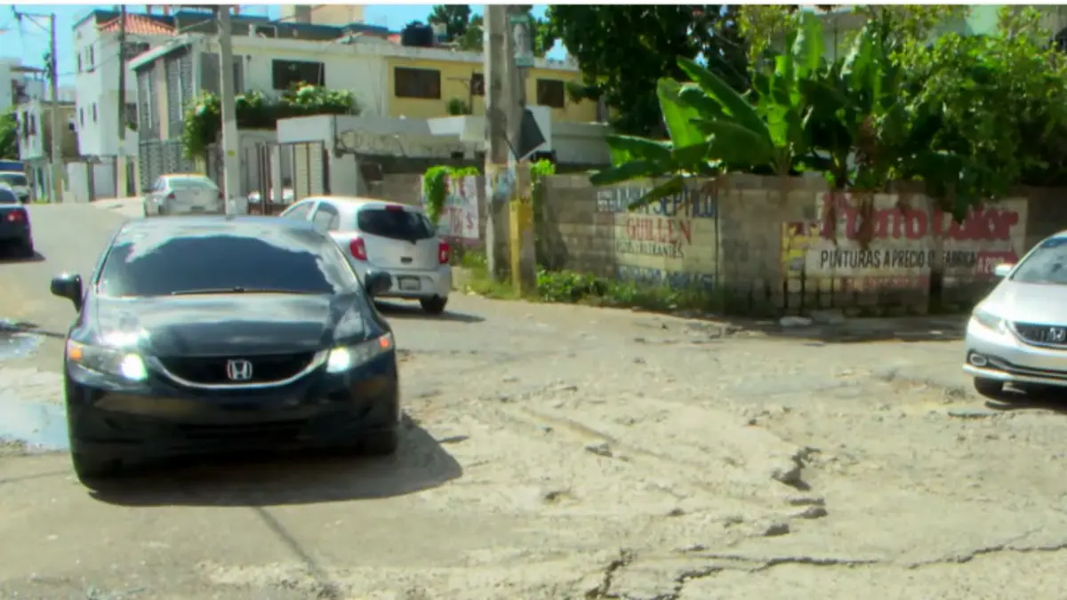 Exigen asfalto de calles llenas de hoyos en Santo Domingo Este
