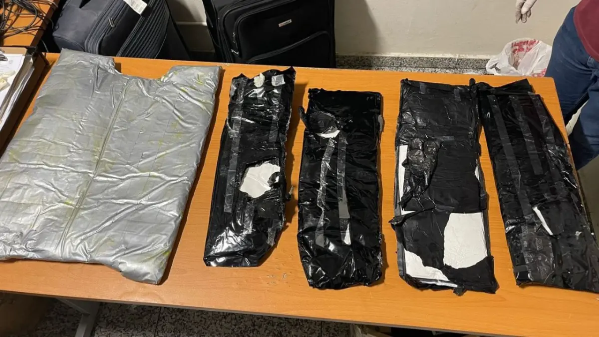 Detienen tres extranjeros con cinco paquetes de presunta cocaína en varias maletas