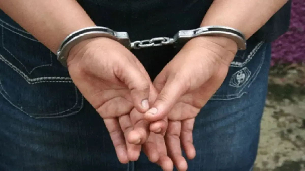 Arrestan mujer acusada de apuñalar a cliente que le dio poca propina por domicilio