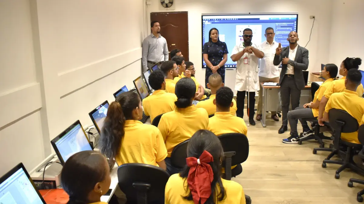 INFOTEP imparte capacitación en diseño gráfico para personas con discapacidad auditiva