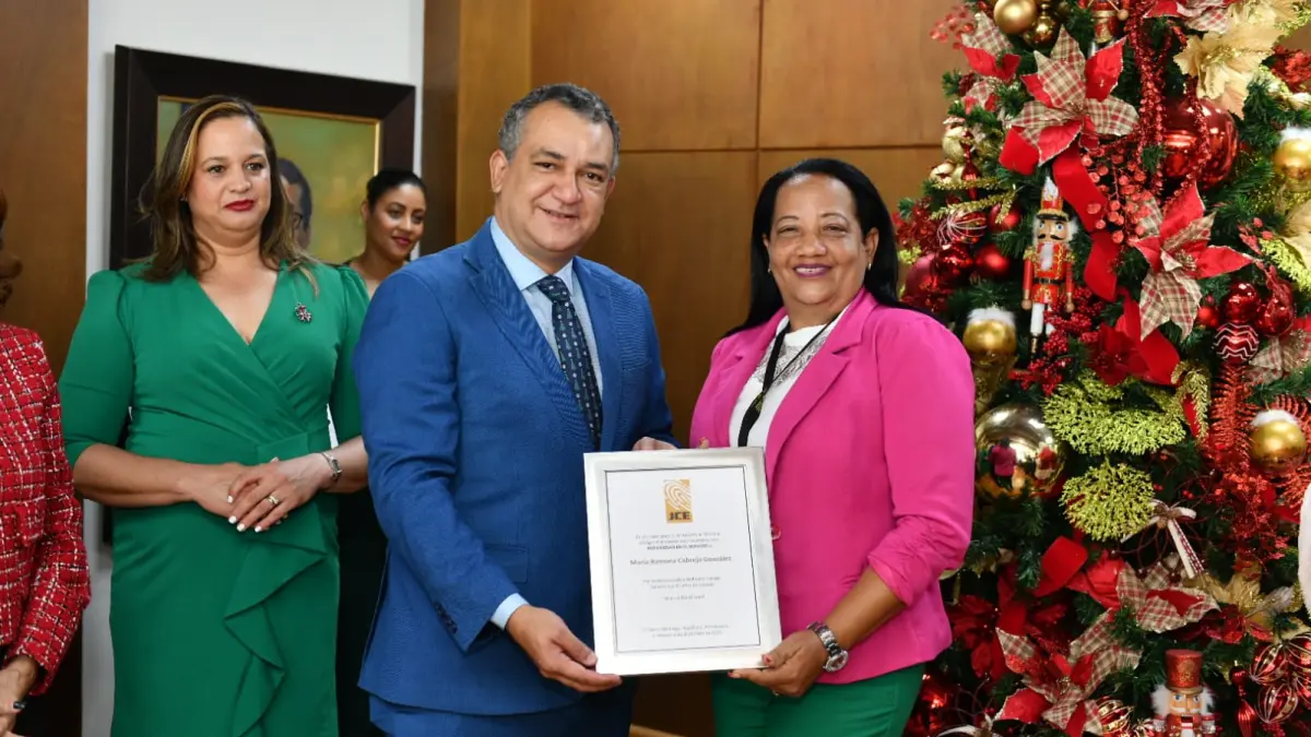 JCE celebra el inicio de la Navidad reconociendo a cinco colaboradores por antigüedad