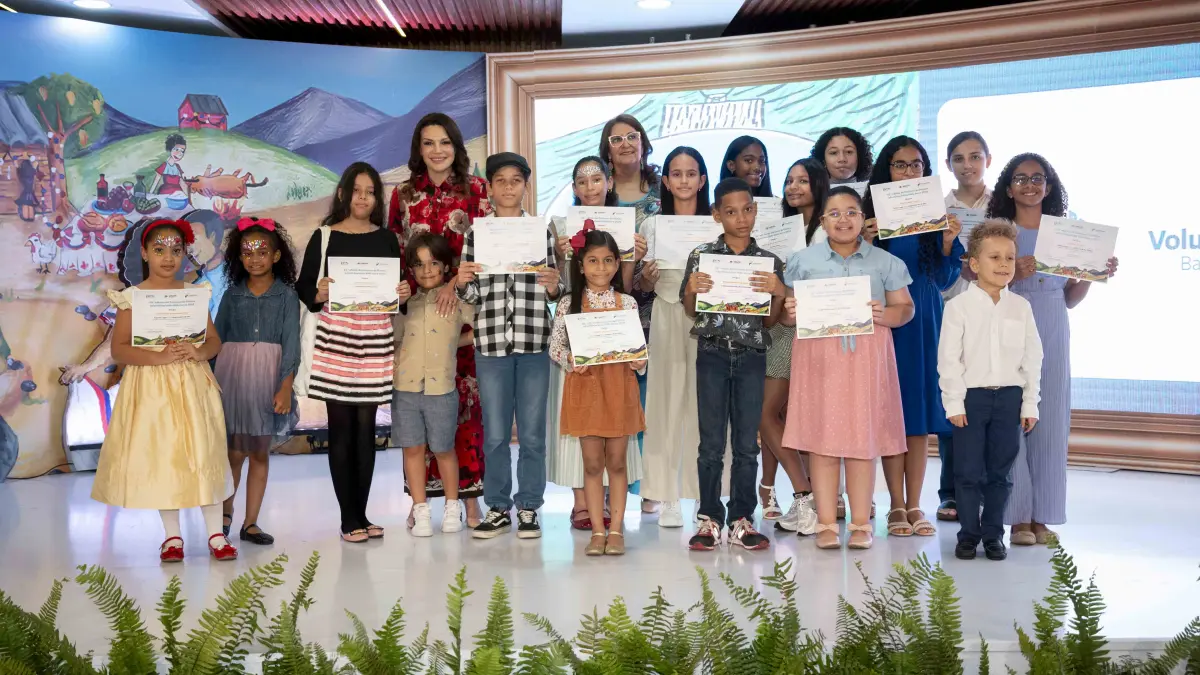 Voluntariado Banreservas premia a los ganadores del concurso Pintura Infantil Navideño Nidia Serra 2024