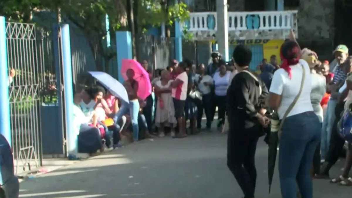 Decenas de personas se quejan por paro de la entrega del Bono Navideño en Haina