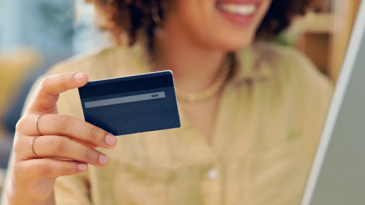 Usuarios prefieren tarjetas de débito para compras por internet locales y de crédito para las internacionales