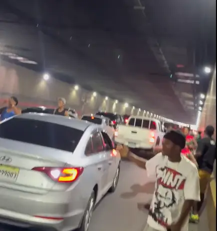 Momentos de pánico en túnel de la 27 de Febrero tras accidente de tránsito y fuerte olor a gas