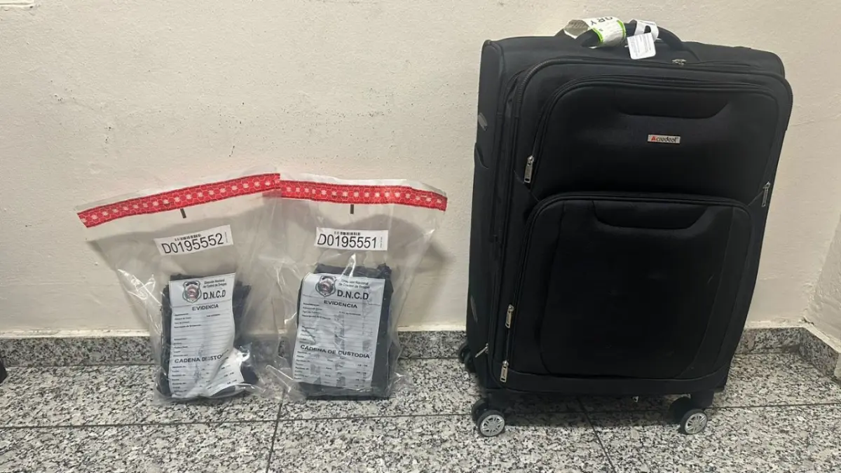 Ocupan otros dos paquetes de supuesta cocaína en el AILA