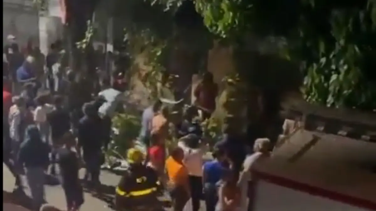 Niños y una joven heridos tras desplome de pared en calle Juan Erazo