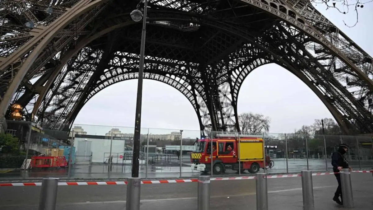 Evacuada temporalmente la torre Eiffel por un cortocircuito en los ascensores