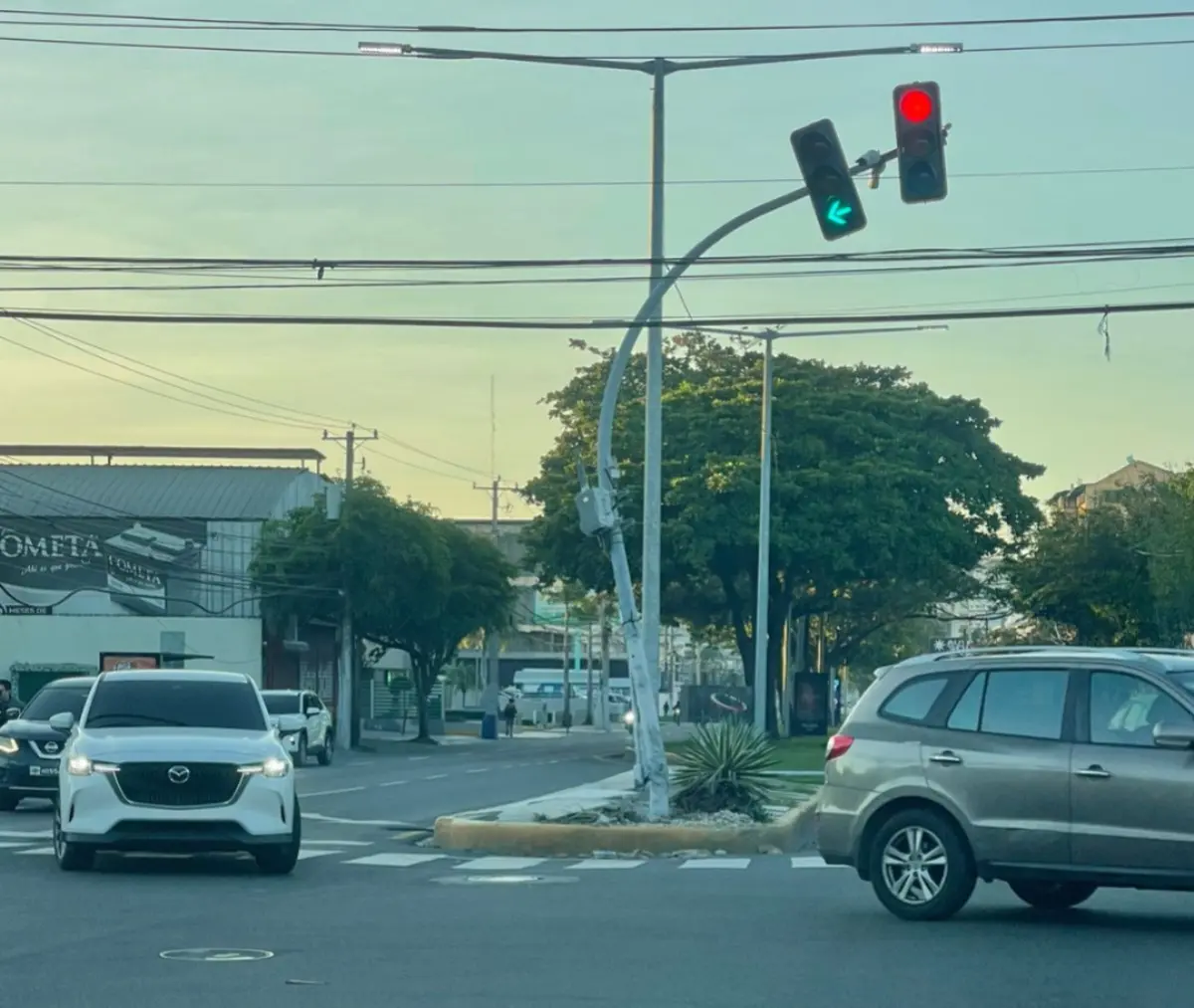 Denuncian semáforo de la avenida Núñez de Cáceres se está “casi cayendo”