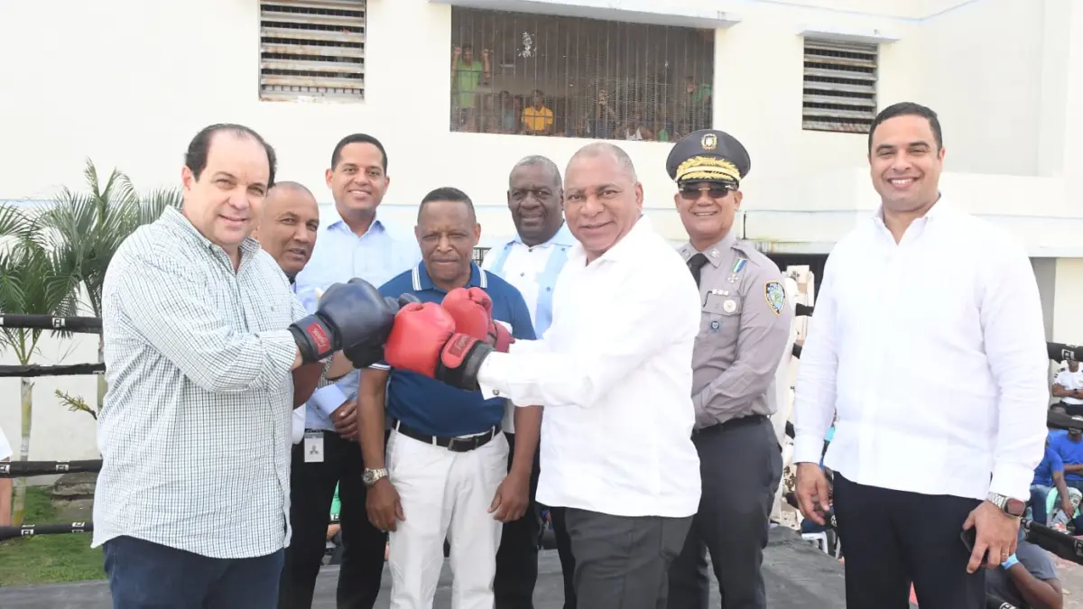 Miderec lleva cartelera de boxeo de exhibición a decenas de privados de libertad de Najayo Hombres