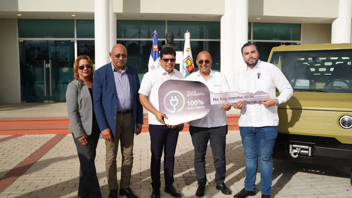 Dío Astacio recibe donación de un vehículo eléctrico de Cenntro Electric y Zero Emisión RD