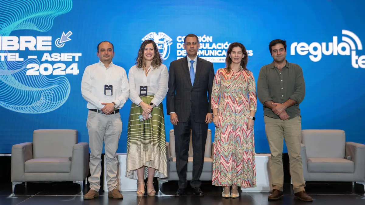 Presidente del INDOTEL aborda retos de inclusión digital durante Cumbre Regulatel en Colombia