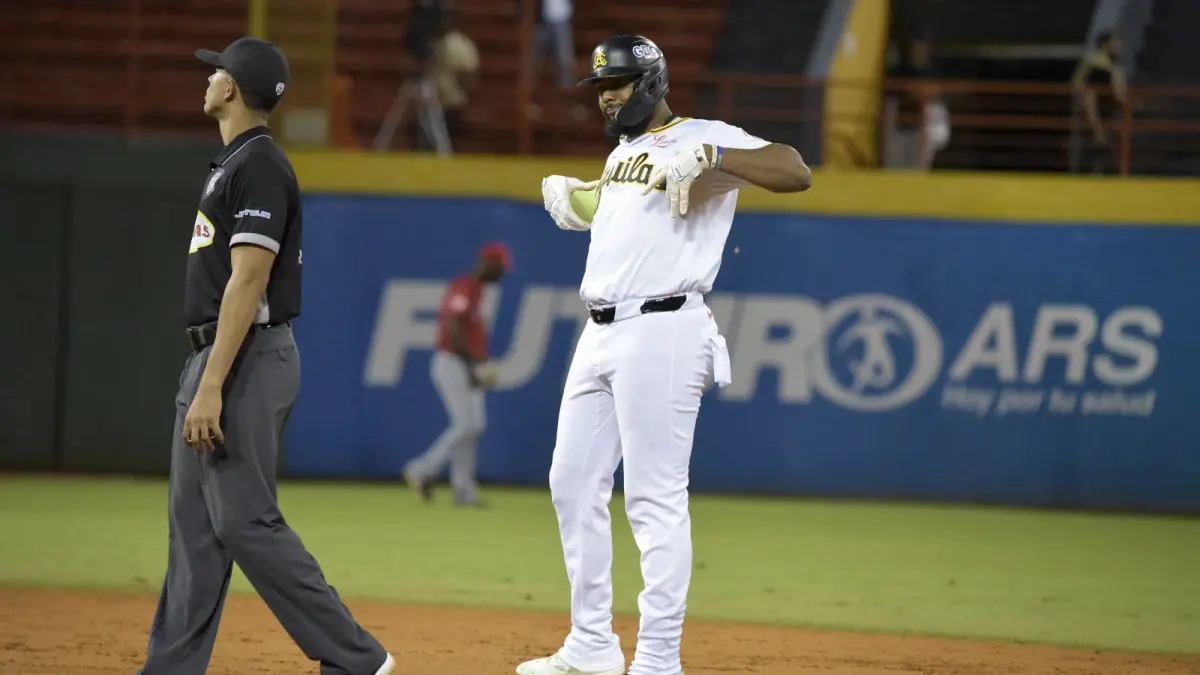 Águilas remontan y vencen a los Leones en el Estadio Cibao