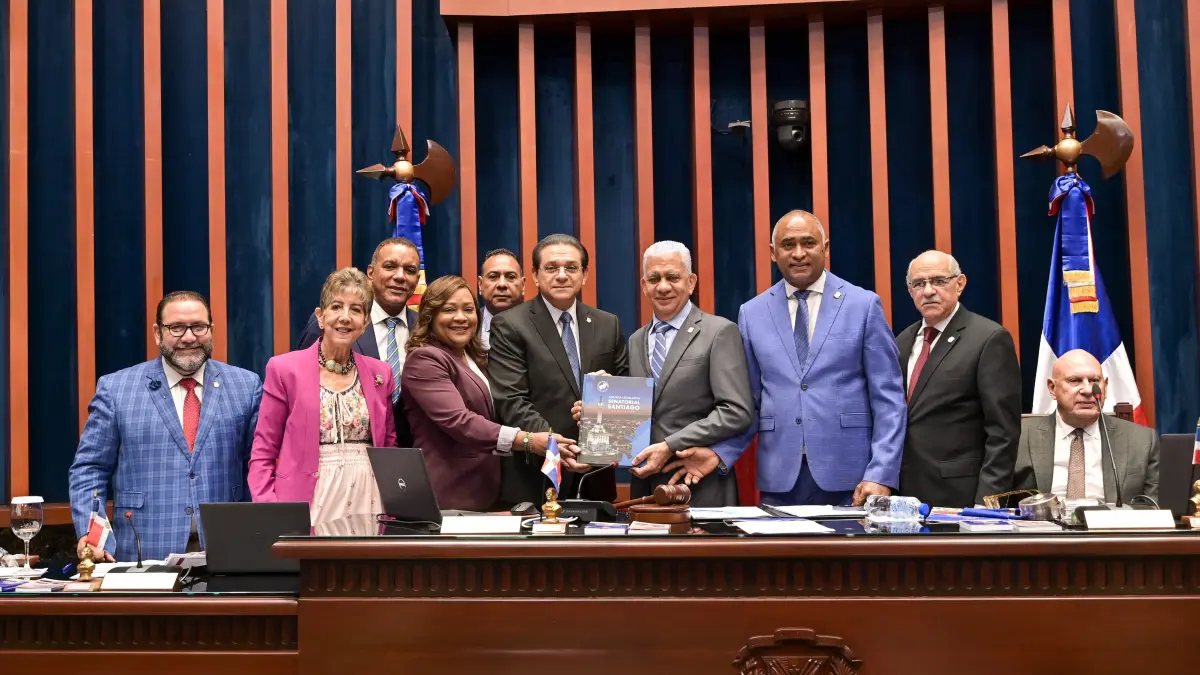 Senador presenta 16 resoluciones para mejorar infraestructuras y salud en Santiago