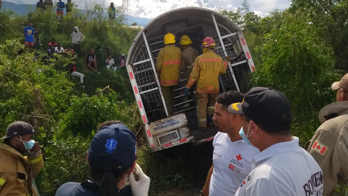 Dominicano muere y varios haitianos resultaron heridos tras accidente en una camiona de Migración