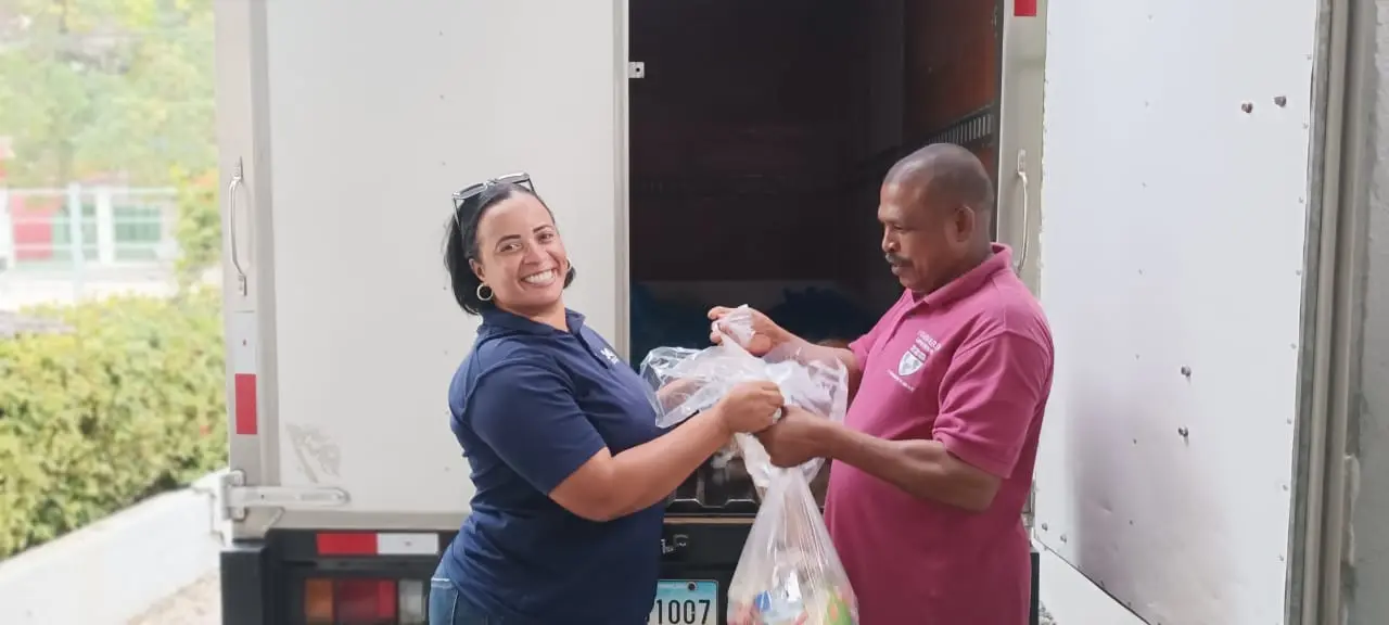 Rumbón Navideño del Sur contigo y Pesa 92.3 FM entrega de canastas