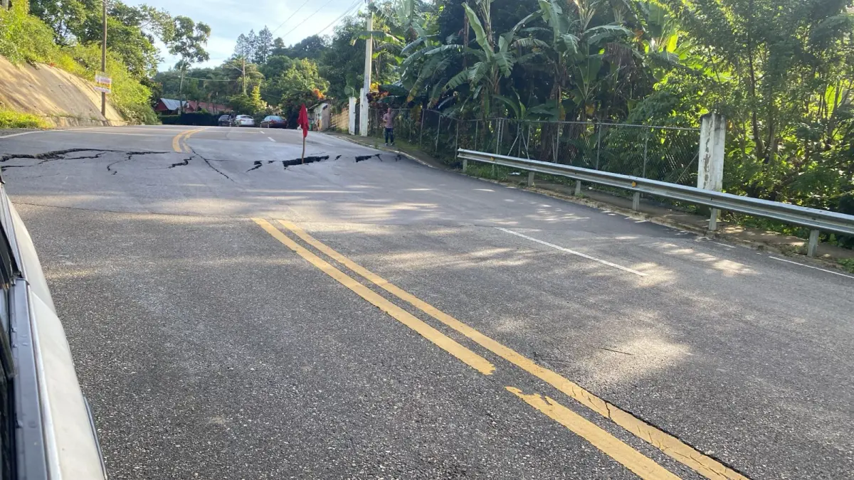 Carretera turística Luperón resulta afectada en varios tramos por las lluvias en la región