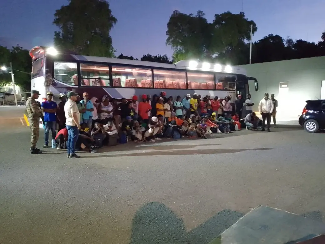 Detienen autobús con 70 ciudadanos haitianos en estatus migratorio irregular