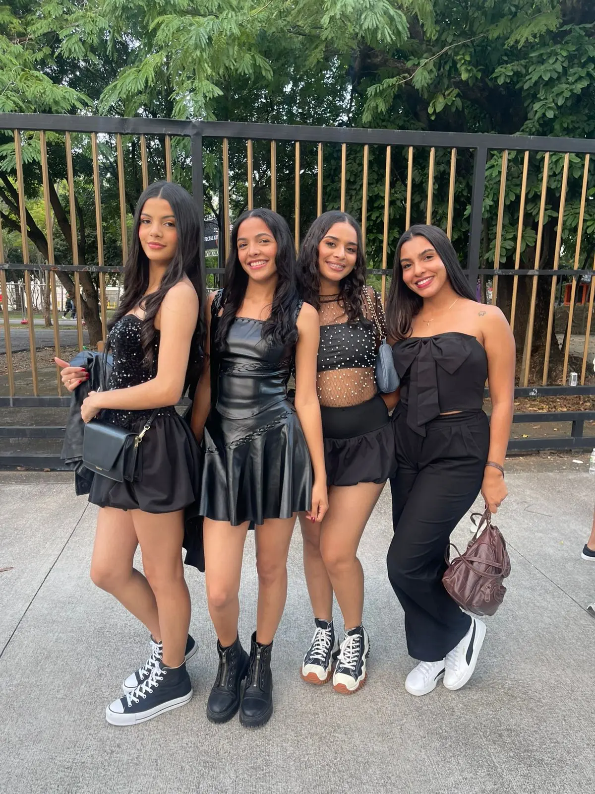 Concierto de Aventura: El negro se impone en los outfits de las fans