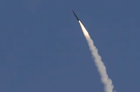 Los hutíes yemeníes atacan a Israel con misiles balísticos antes del alto el fuego en Gaza