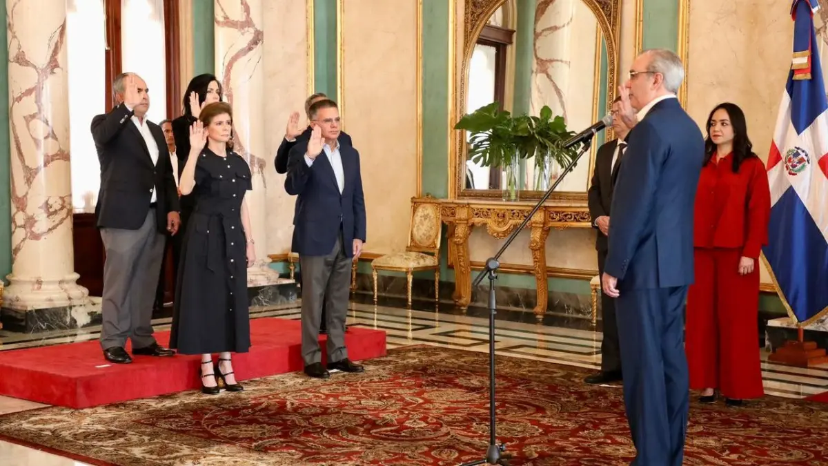 Abinader juramenta al consejo consultivo para la Transformación Administrativa y Financiera de la PN