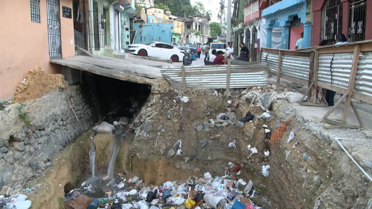 Excavación para instalar tuberías se convierte en un vertedero improvisado en El Café de Herrera