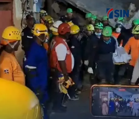 11 horas sepultado: obrero conversa con rescatistas que luchan por salvar su vida