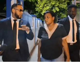 Ministerio Público mantiene bajo protección a señora que arrojó los restos de su hija frente a un tribunal