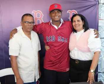 De lavar carros a pelotero profesional: Christopher Tejeda firma contrato con los Boston Red Sox por 350,000 dólares