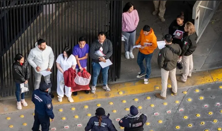 Más de 300 migrantes son detenidos en el primer día de redadas bajo el mandato de Trump