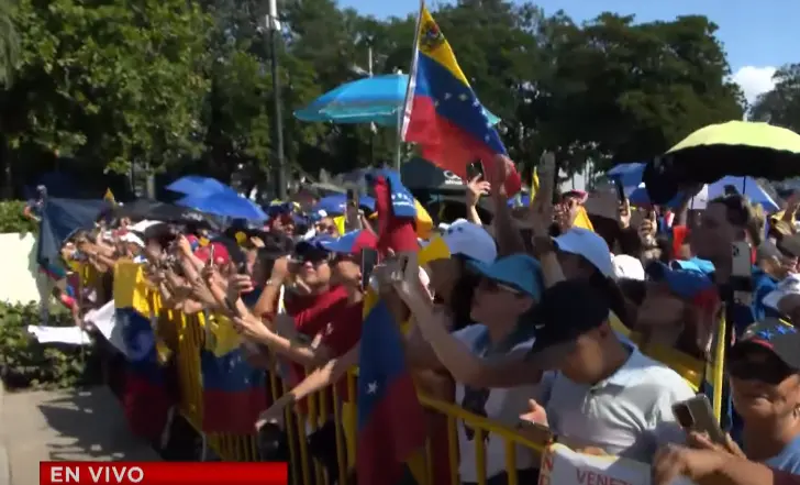 Diáspora venezolana recibe a Edmundo González en el Parque Eugenio María de Hostos
