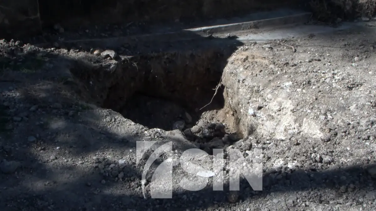 Agujero abierto por la CAASD pone en riesgo a comunidad en Haina