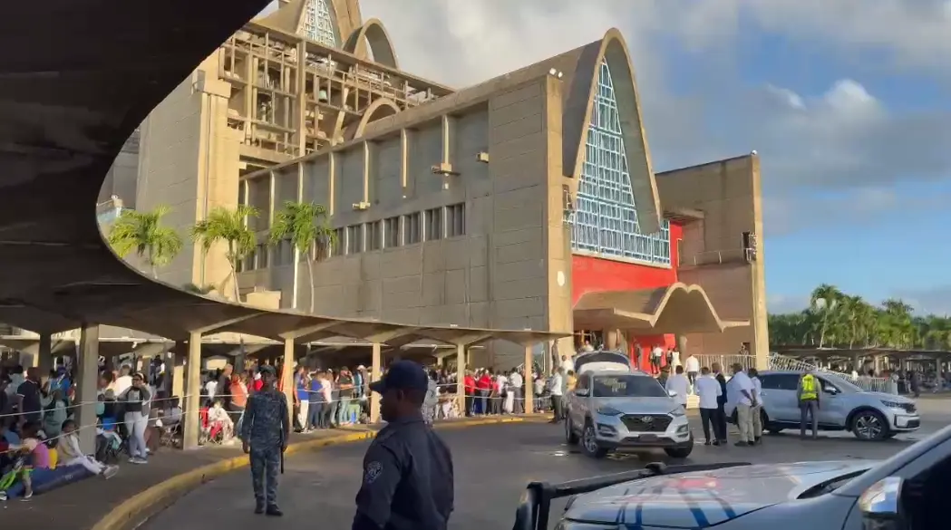 Feligreses amanecen este martes en la Basílica de Higüey