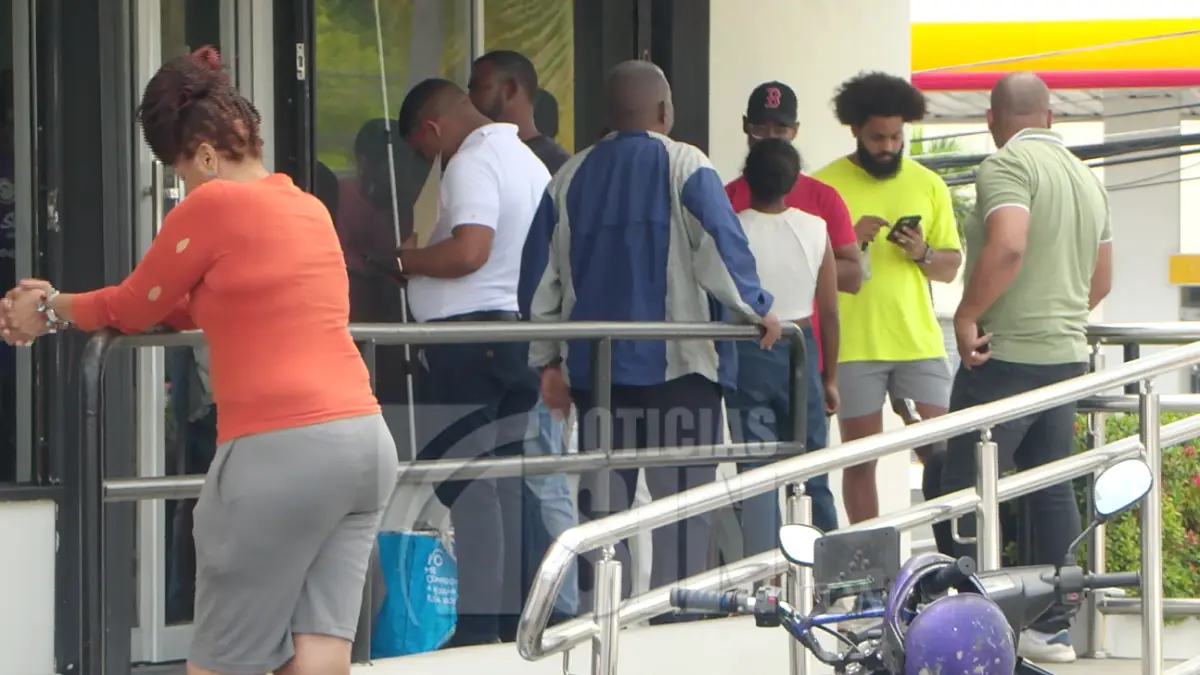 Ciudadanos dejan para el último día la renovación del marbete