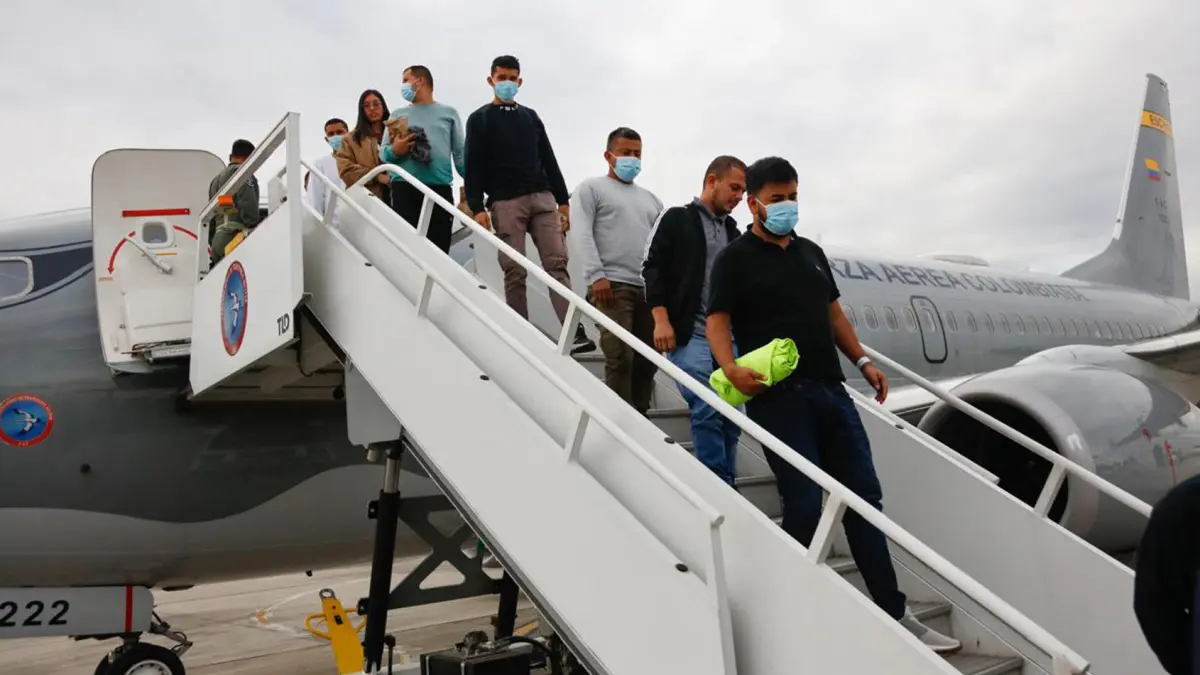 Aterriza en Bogotá el primero de los dos aviones con colombianos deportados de EE.UU.