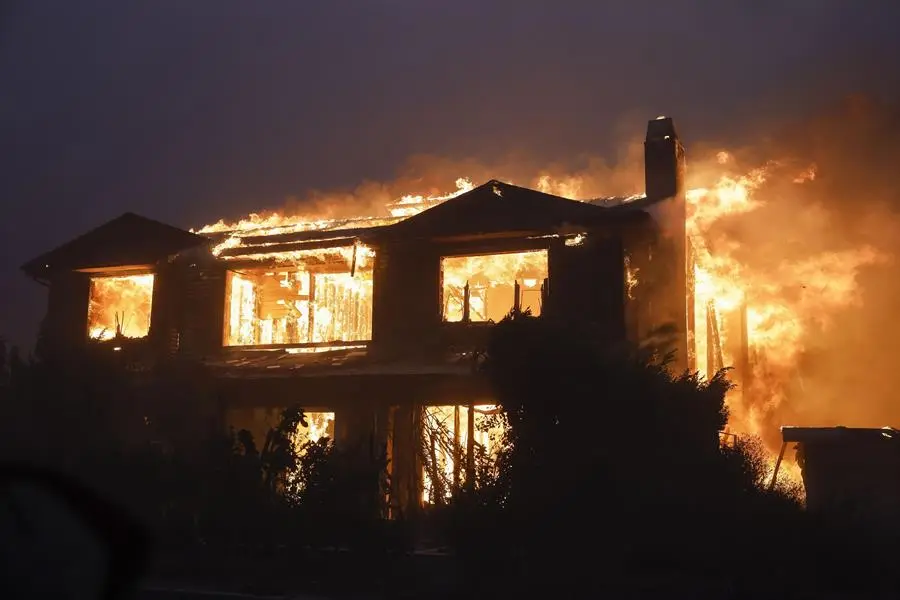 Biden promete cubrir el 100% de los gastos para los fuegos de California durante 180 días