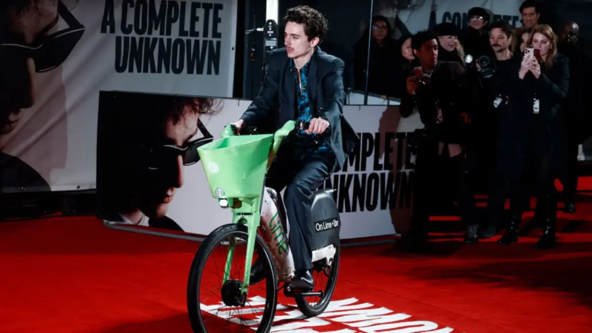 Multan a Timothée Chalamet tras su llegada en bicicleta eléctrica al estreno de “A Complete Unknown”